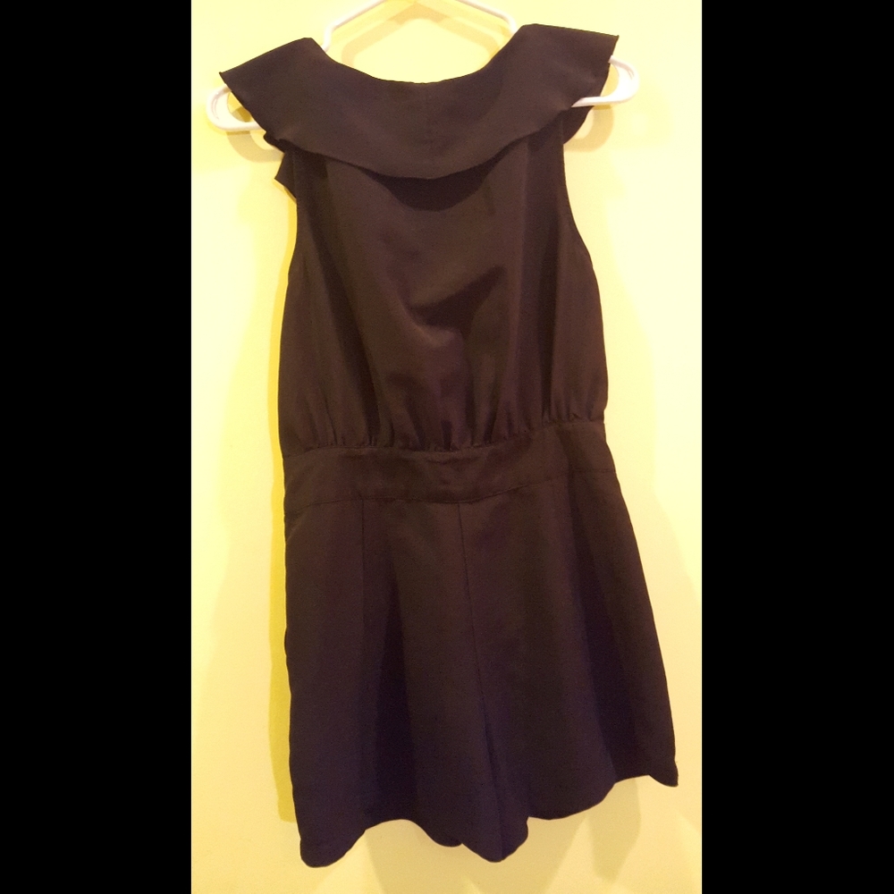 ADORABLE Ruffled Romper - Picture 3 of 7